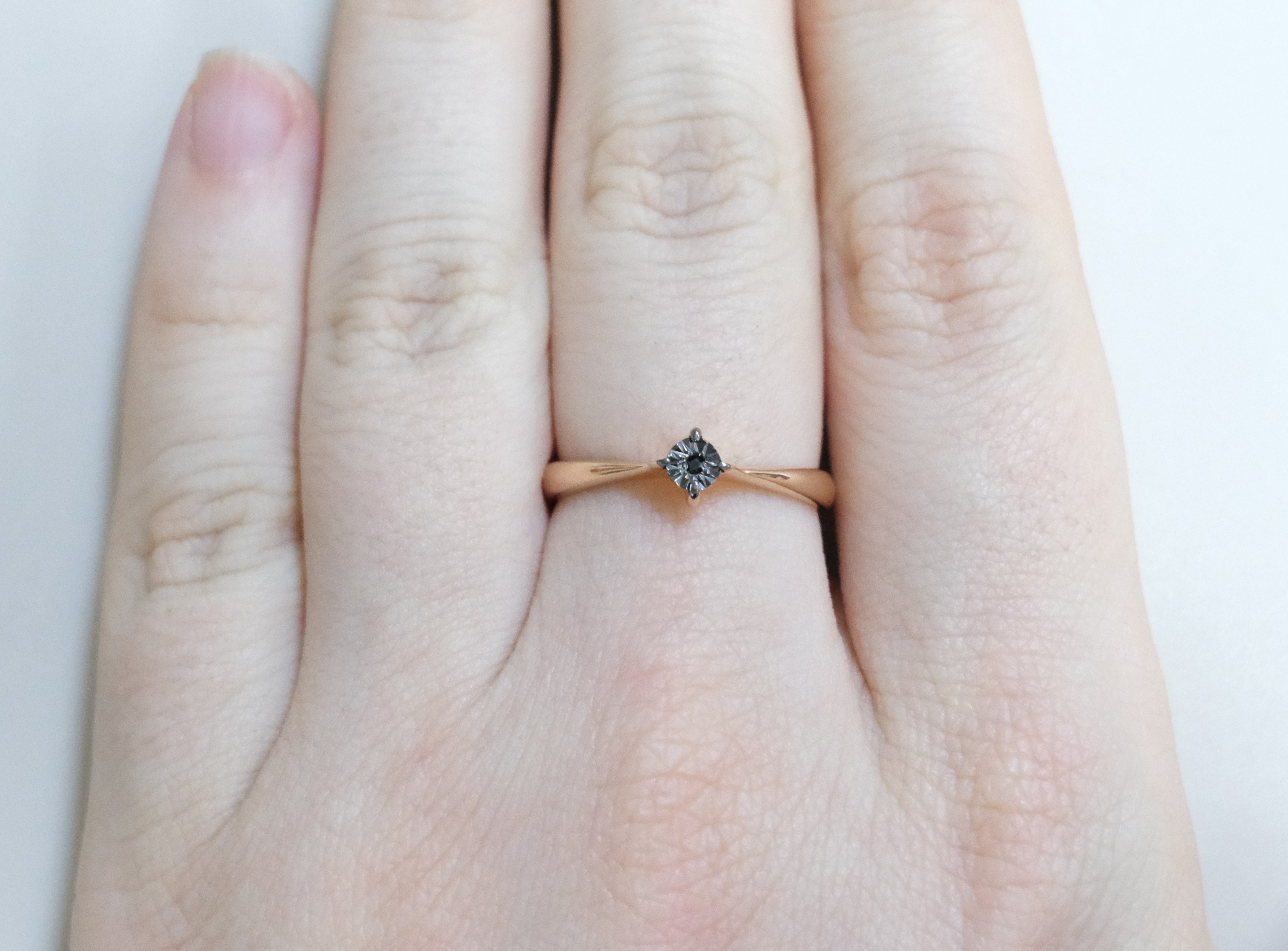 Серебряное кольцо с черным бриллиантом